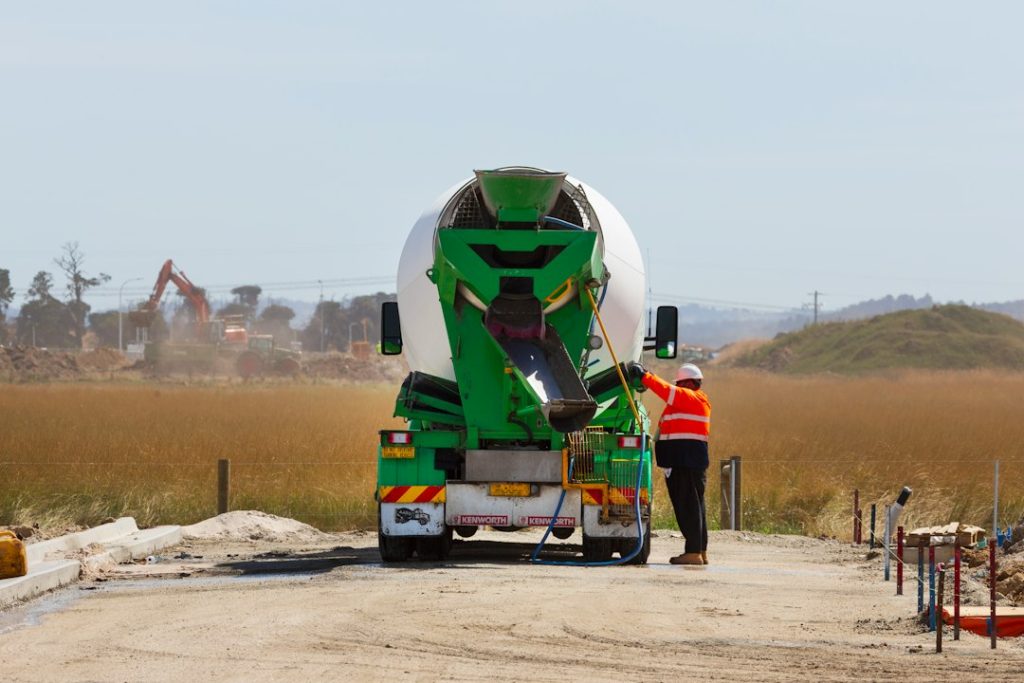 Betonmixertruck op een bouwplaats
