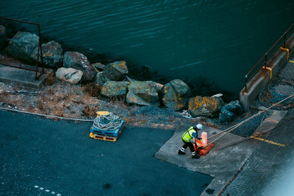 Havenmedewerker aan het werk bij een aanmeerpunt