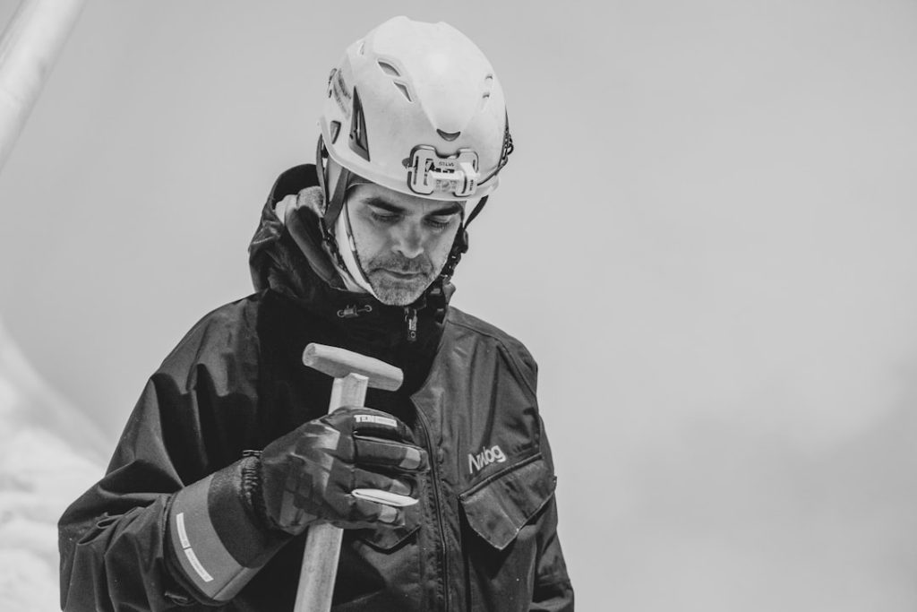 Bouwvakker met helm en schop buiten aan het werk