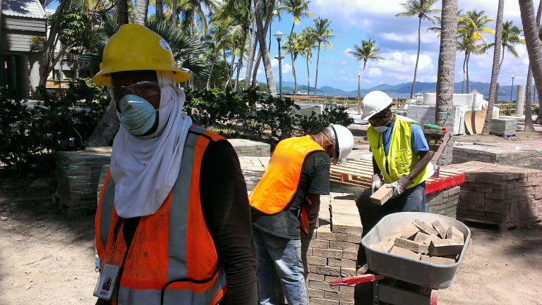 Bouwvakkers werken buiten in fel zonlicht