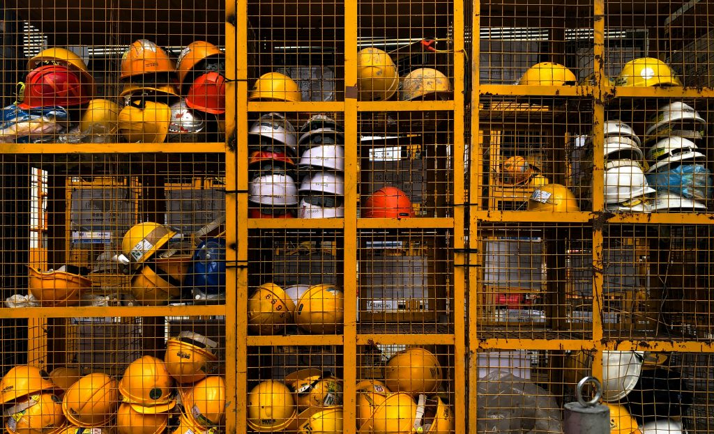 Rangée de casques de sécurité, symbole de la campagne de tests EPI