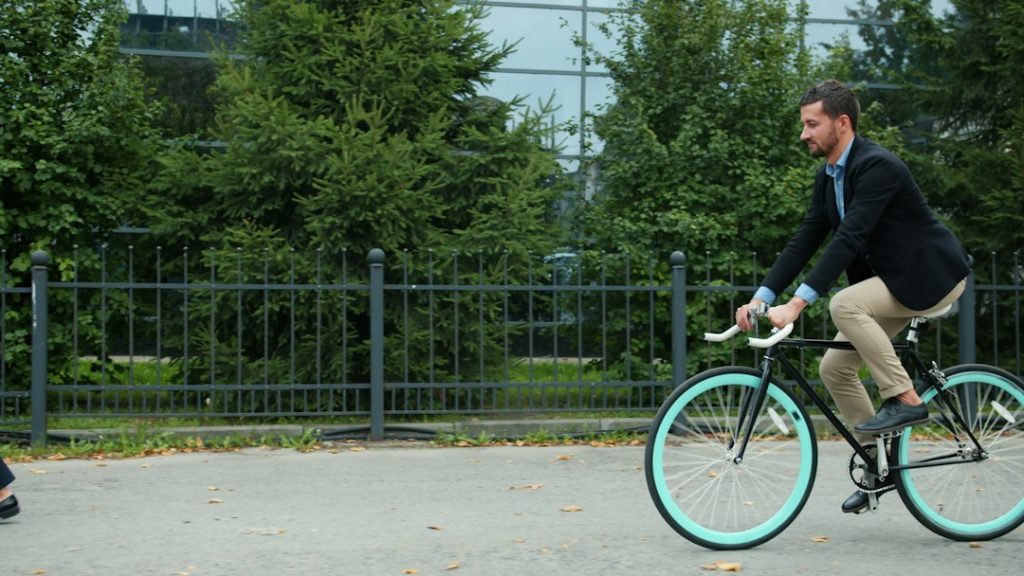 Man in pak fietst naar zijn werk