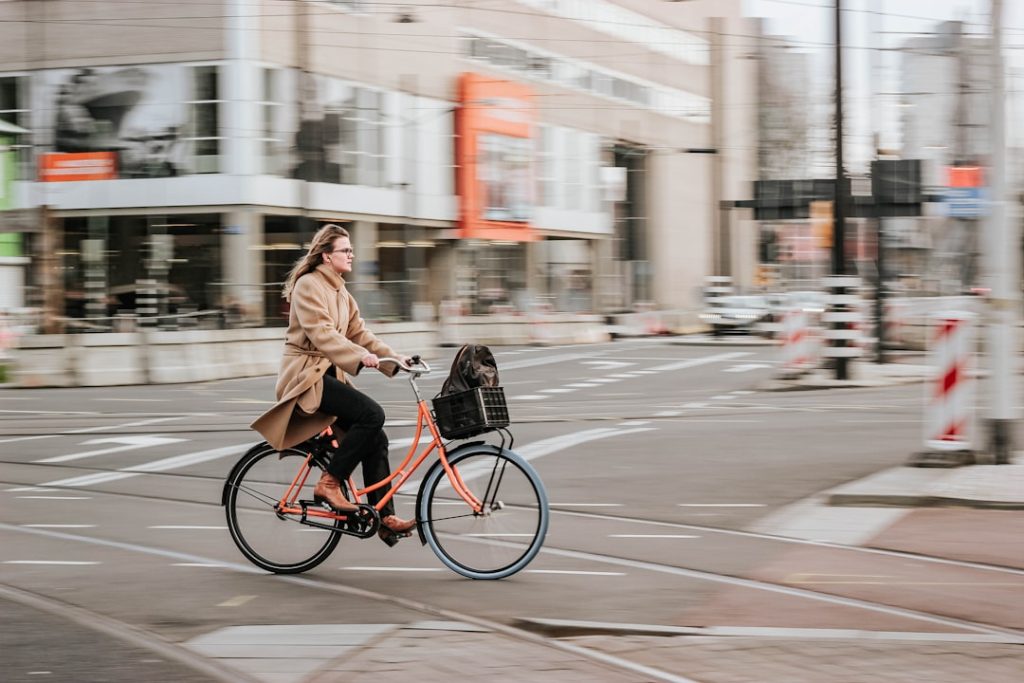 Fietser onderweg naar het werk