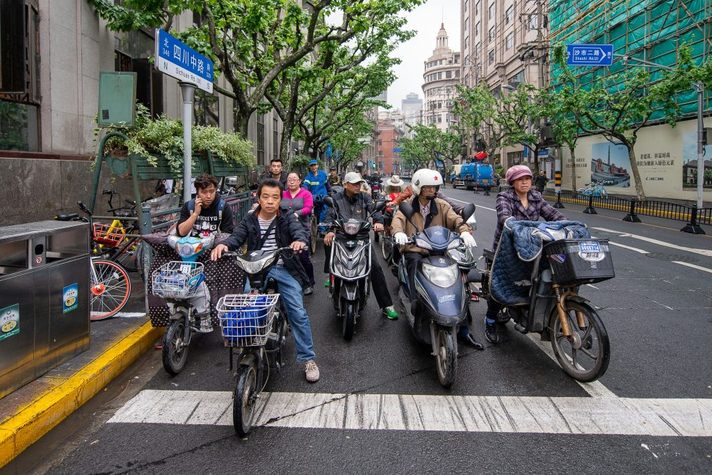 Forenzen op elektrische steps en fietsen in de stad