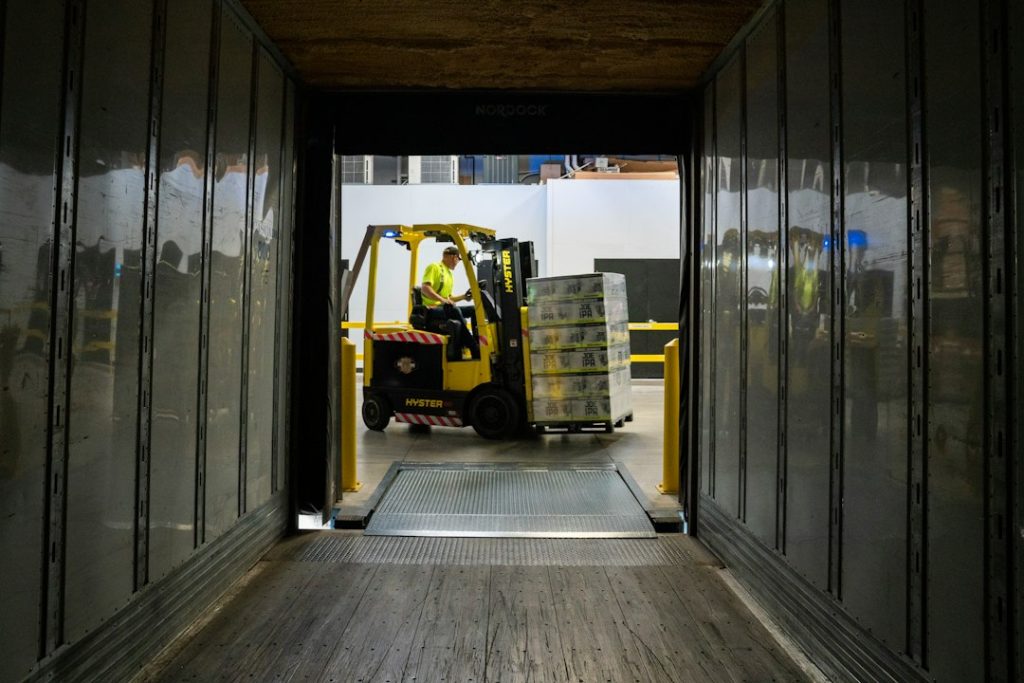 Heftruck met pallets bij een laaddock