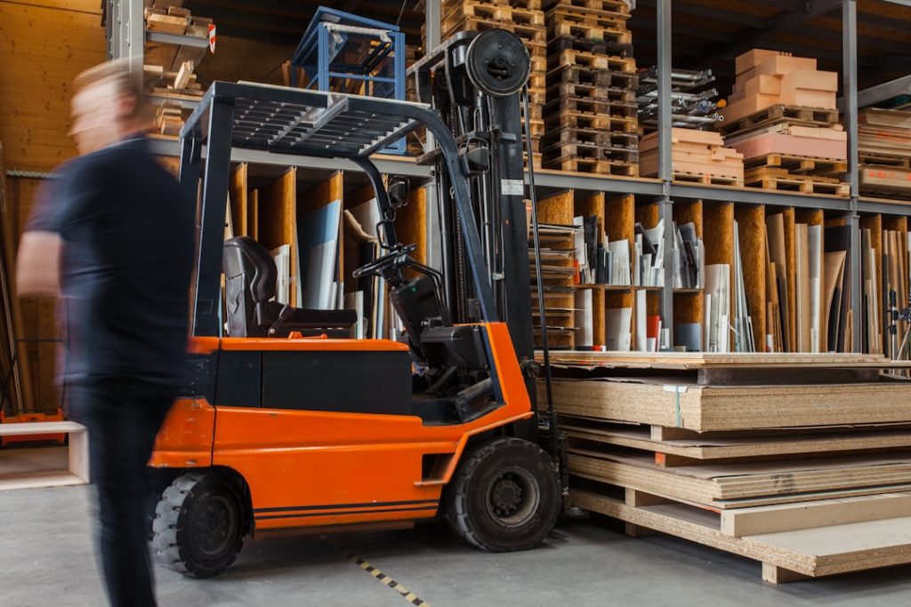 Heftruckchauffeur in magazijn