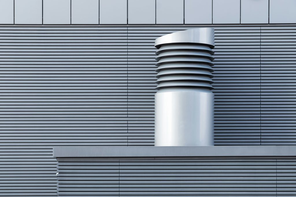 Ventilatiesysteem aan de zijkant van een fabriekshal