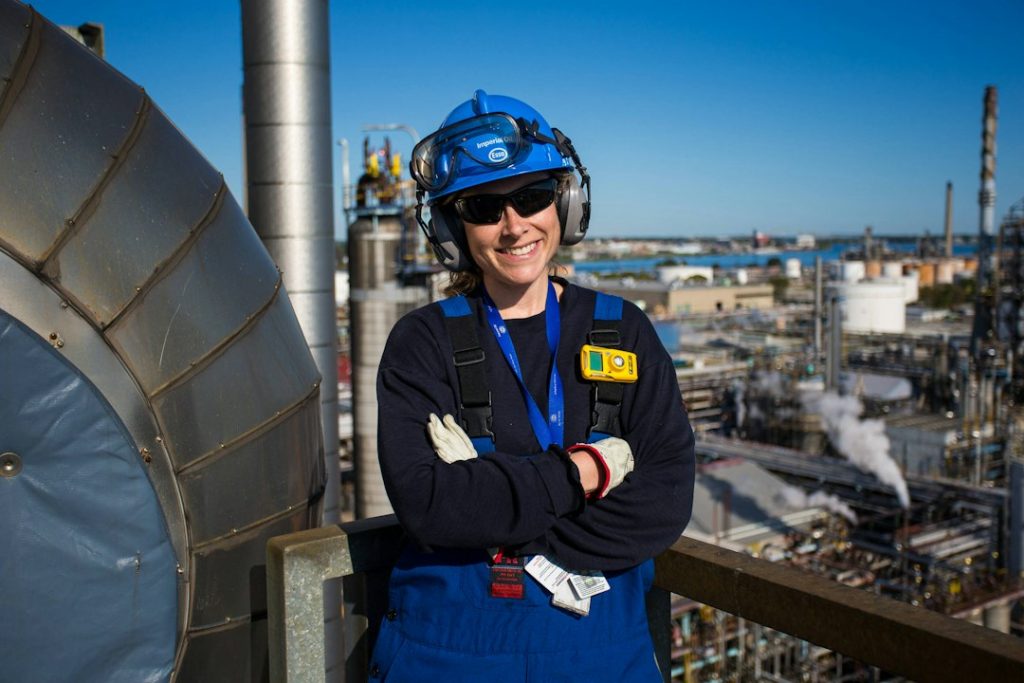 Vrouwelijke ingenieur aan het werk in een industriële installatie