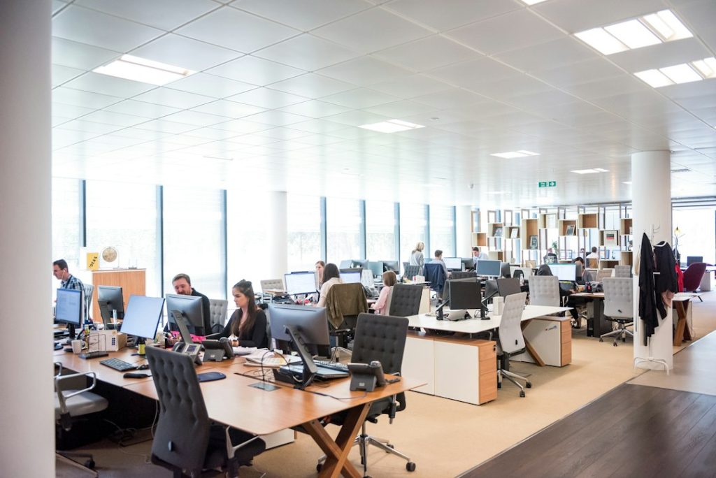 Kantoorprofessionals aan het werk