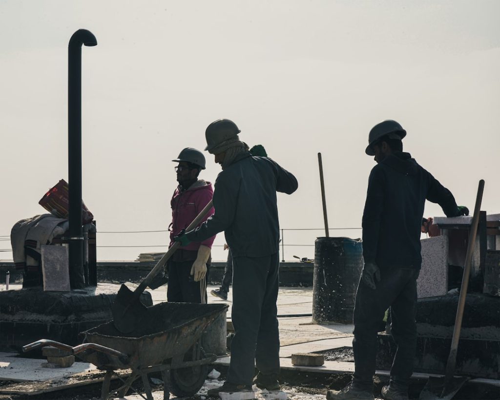 Bouwvakkers met helm op een zonnige dag
