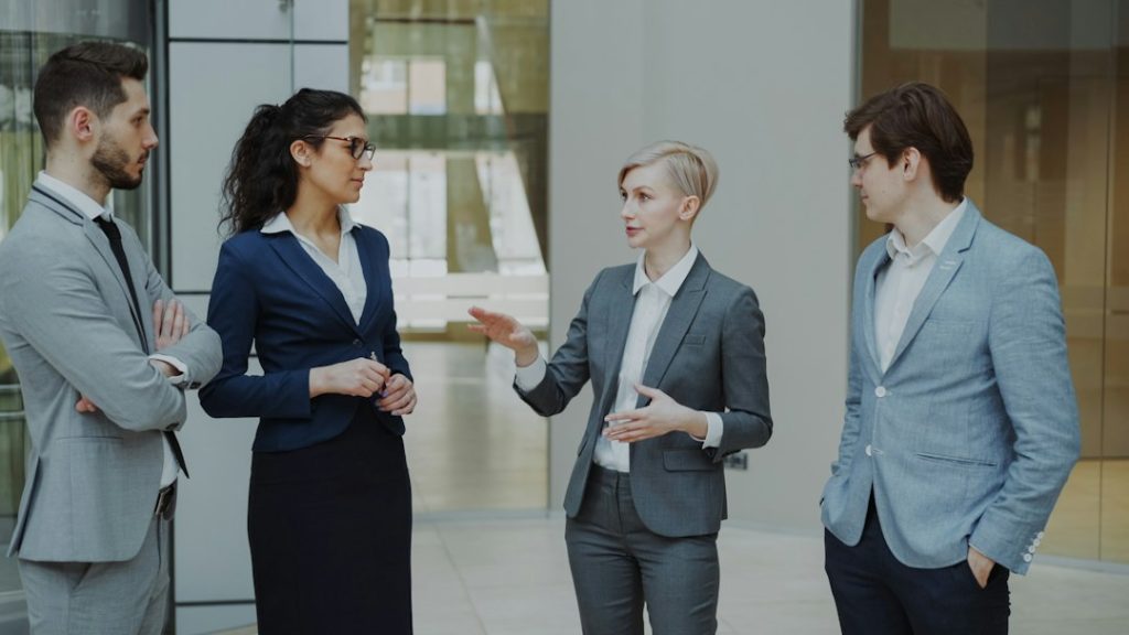 Collega's in gesprek in een kantoorhal