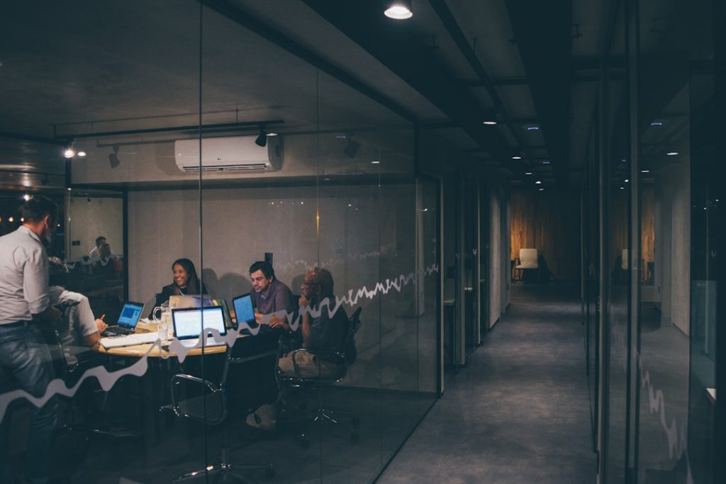 Overleg tussen collega's op kantoor