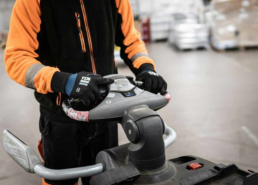 Medewerker bestuurt heftruck in een magazijn