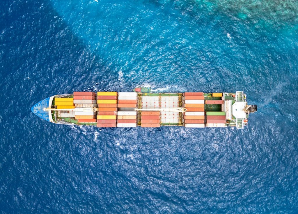 Containerschip op zee, van bovenaf gezien