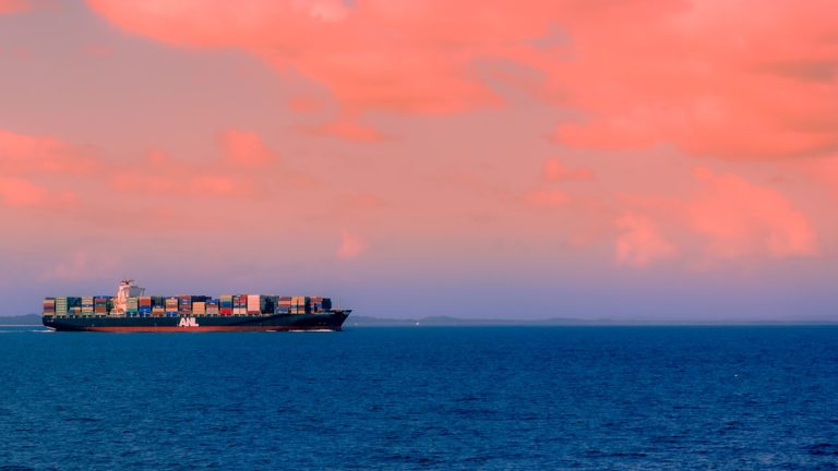 Vrachtschip op zee