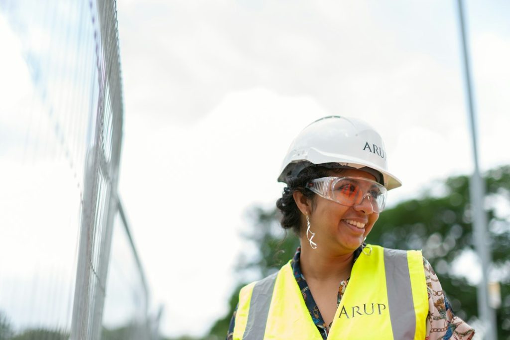 Vrouwelijke ingenieur op een bouwplaats