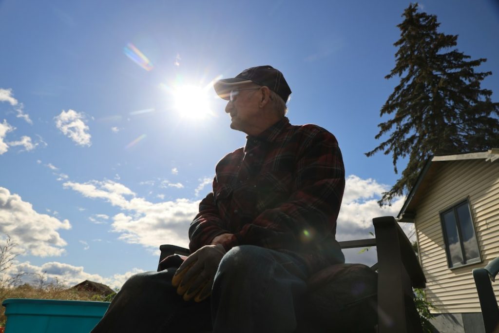 Werknemer zit buiten in de zon