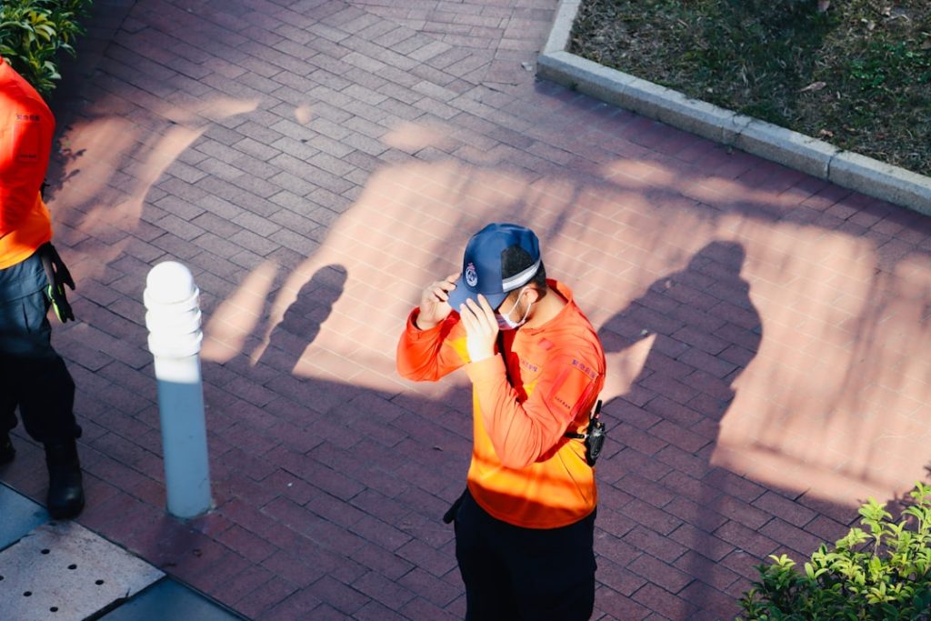 Werknemer buiten tijdens warm weer