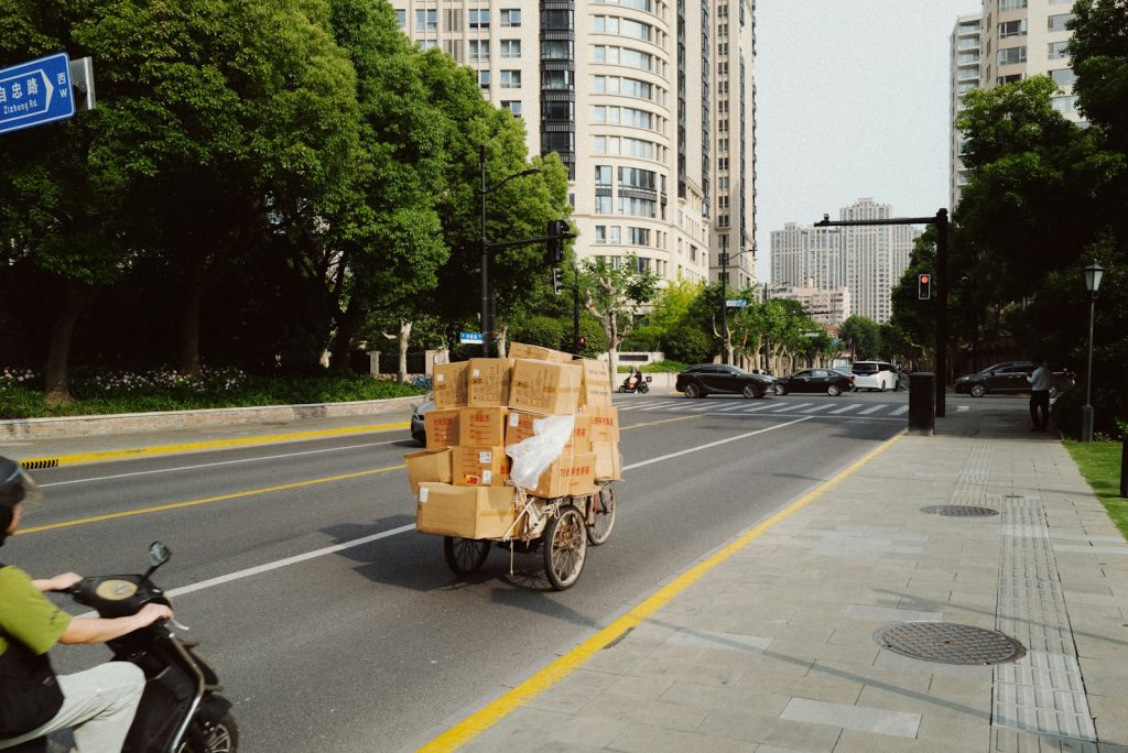Vélo avec caisses de livraison en ville