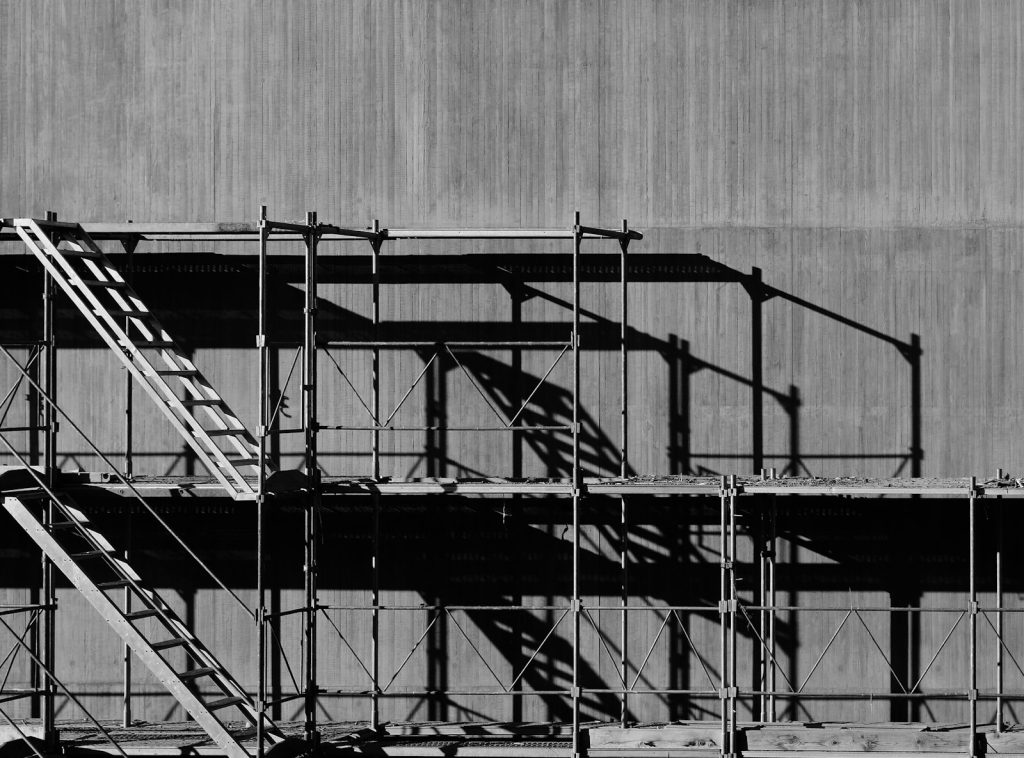 Chantier avec échafaudage et échelle
