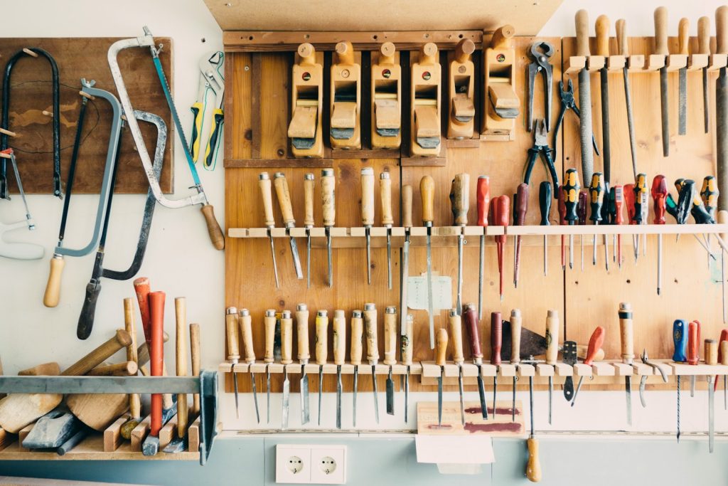Outils à main sur un râtelier mural dans un atelier