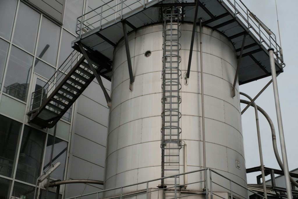 Industrielles Lagersilo, in dem Beschäftigte während Produktionsprozessen krebserregenden Stoffen ausgesetzt sein können