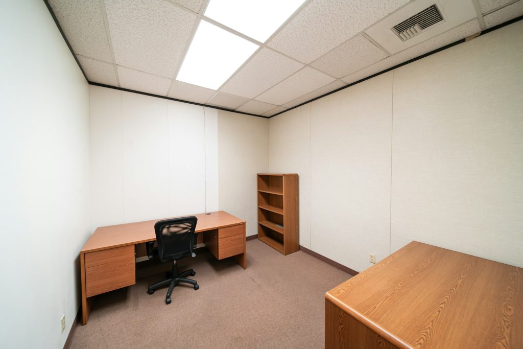 Bureau vide dans un espace de travail calme, symbole de l'ergonomie et du bien-être au bureau