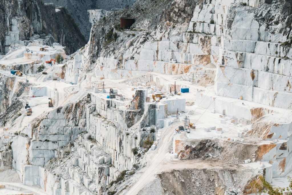 Carrière de marbre en terrasses avec blocs taillés