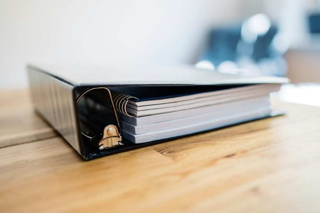Classeur avec bloc-notes et documents pour l'inventaire des risques