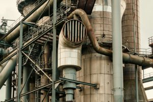Industriële installatie met leidingen en tanks