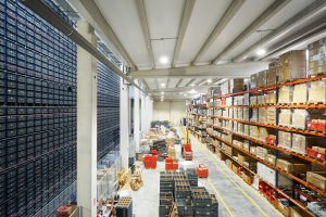 Industriële hogedruk-gascilinders opgeslagen in een magazijn, zonder mensen, logo's of merken zichtbaar