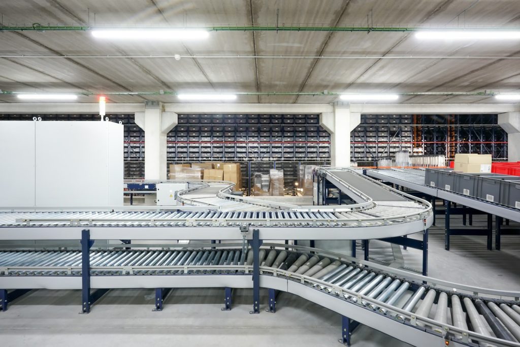 Conveyor belt with machine guarding in an industrial setting
