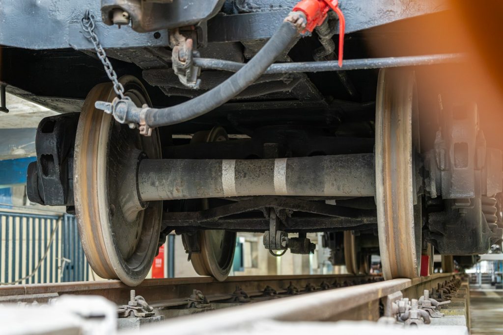 Gros plan sur des roues de train sur les rails