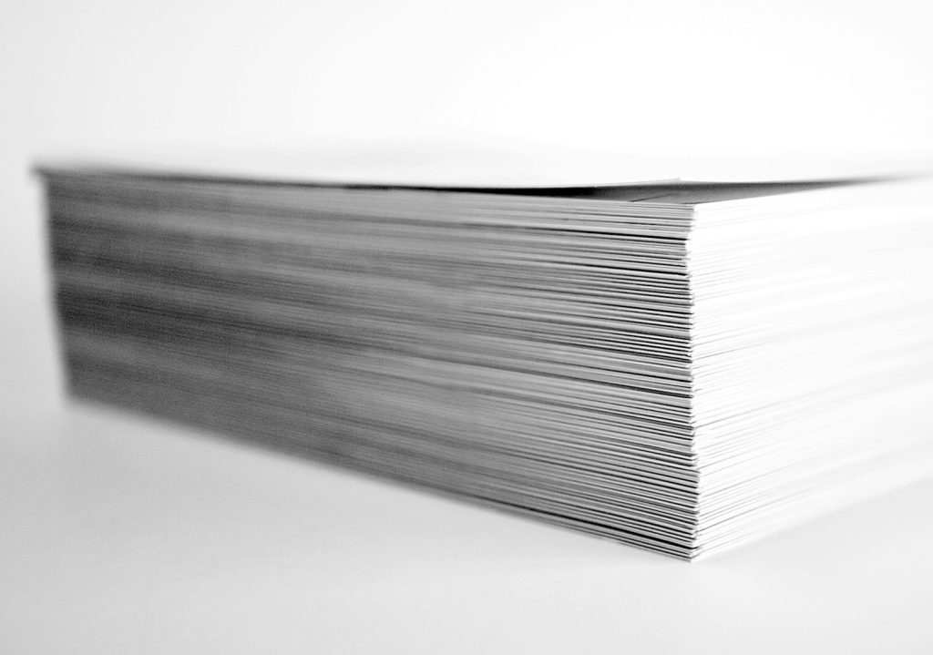 Stapel papieren documenten en mappen, symbool voor administratieve afhandeling