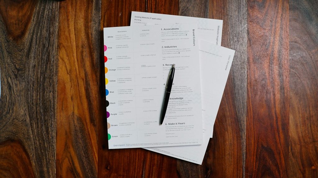 Pile de documents papier sur un bureau en bois