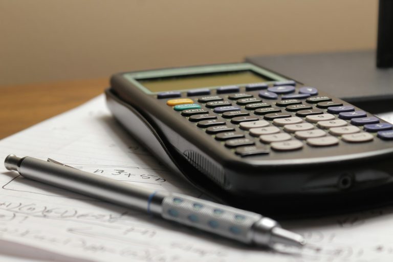 Calculatrice posée sur une pile de documents d'assurance