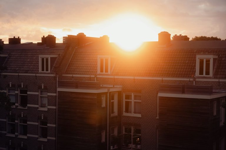 Grelle Sonne über einem Arbeitsplatz im Freien