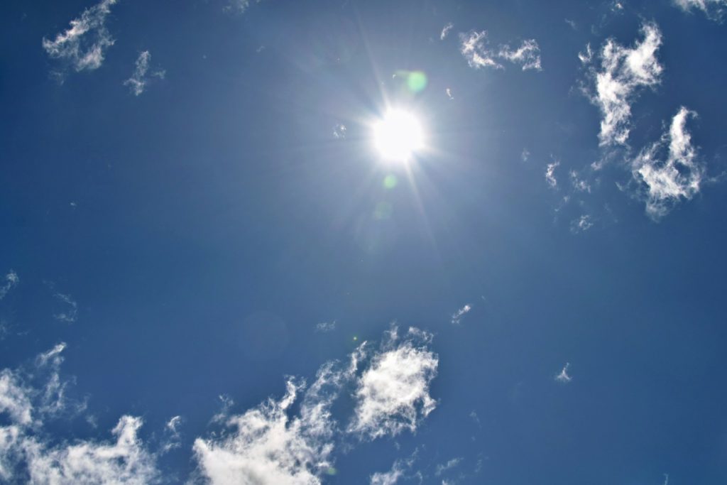 Grelle Sonne in einem strahlend blauen Himmel während einer Hitzewelle