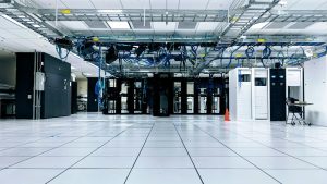 Serverrack met verlichte datakabels in een technische ruimte