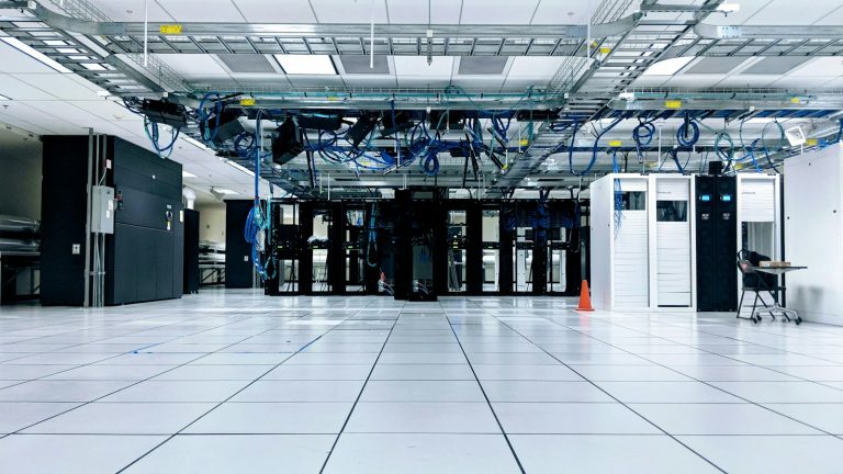 Serverrack met verlichte datakabels in een technische ruimte