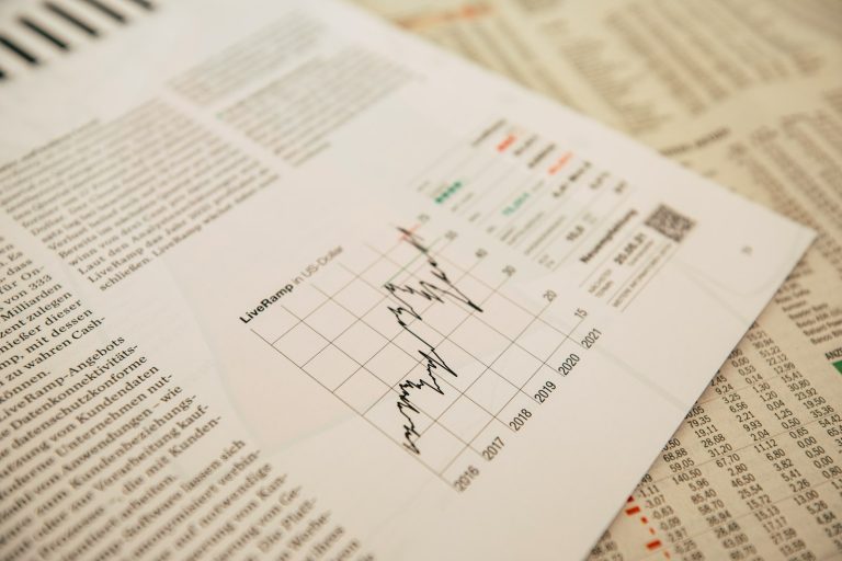 Krantenpagina met beurs- en economiegrafieken