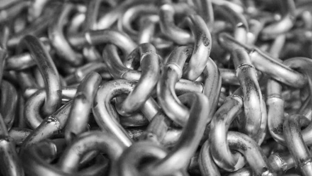 Close-up van zware stalen hijskettingen