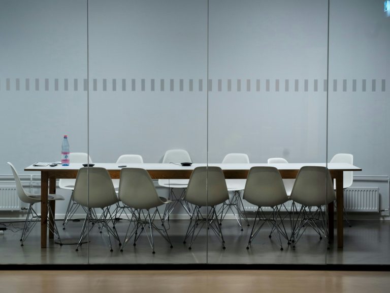 Leerer Besprechungsraum mit Tisch und Stühlen