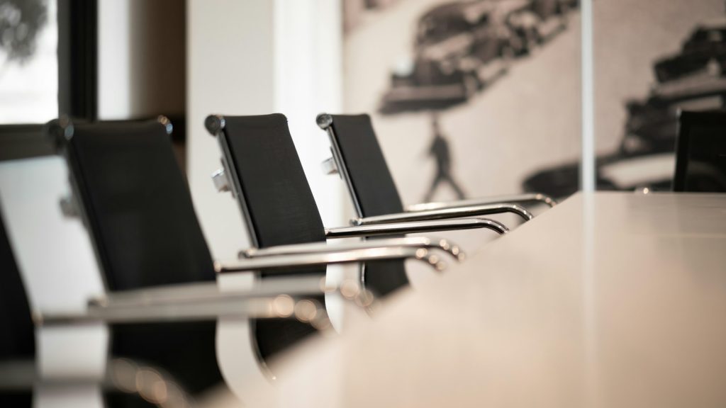 Leerer Besprechungsraum mit einer Reihe von Bürostühlen an einem Tisch