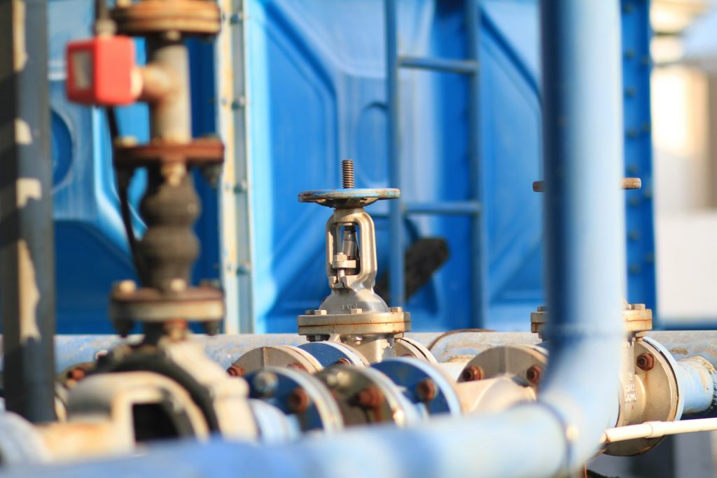 Nahaufnahme von Industrierohren und Absperrventilen in einer Prozessanlage