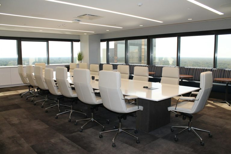 Salle de réunion vide avec des chaises autour d'une table