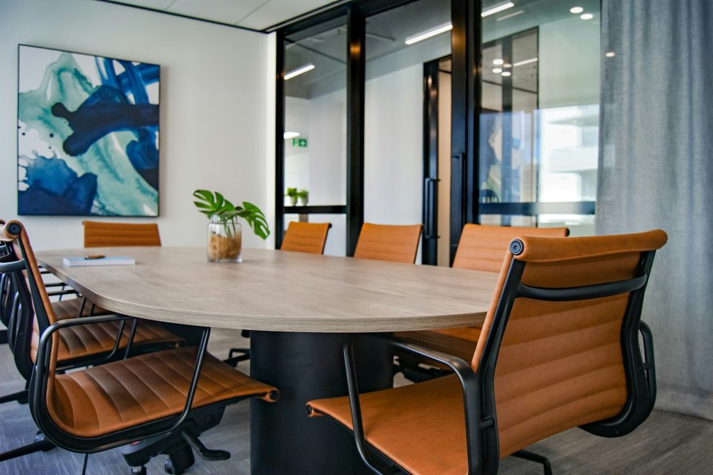 Leerer Besprechungsraum mit Holztisch und Stühlen im Büro