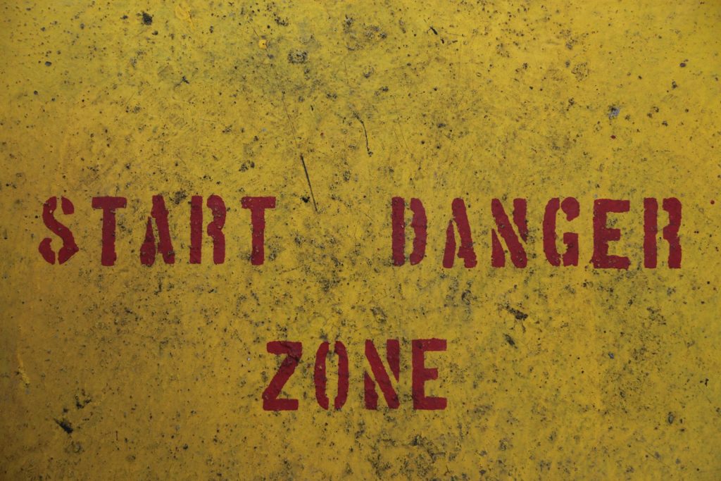 Gefahrenwarnung auf einem Industriecontainer aufgemalt
