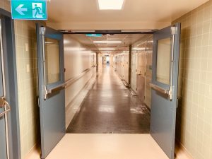 Lege, moderne ziekenhuisgang met gesloten deuren