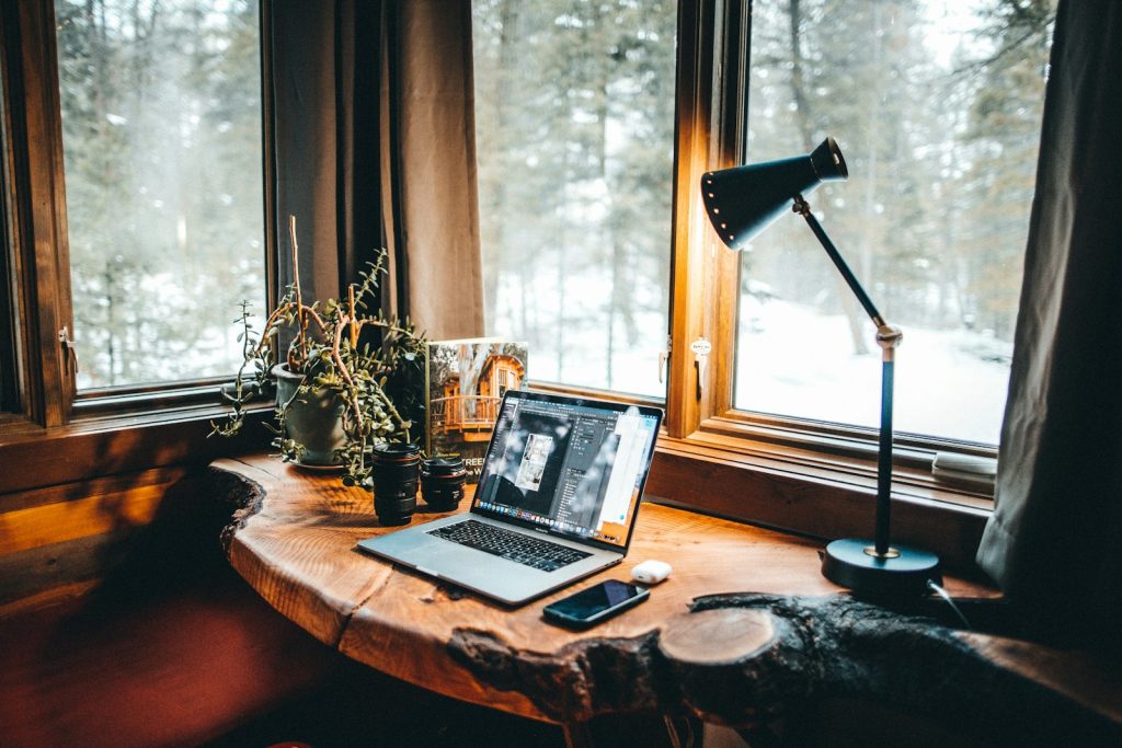 Espace de travail calme et rang&eacute;, avec un bureau pr&egrave;s d'une fen&ecirc;tre